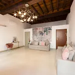 Appartement Cuore Al Centro - Luxury Near Egyptian Museum With Parking By A Porter *